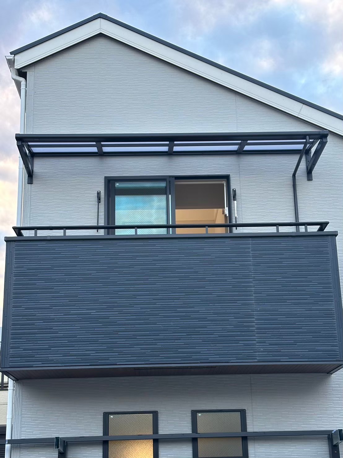 1_【施工事例】外壁色に合うブラックフレームのベランダ屋根・バルコニーテラス