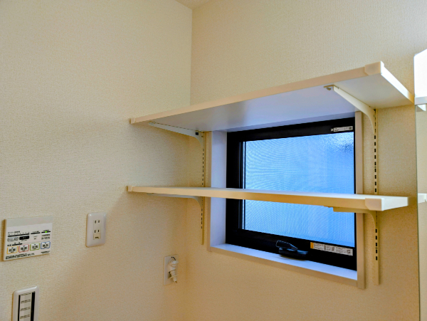 高さを自由に変更できる、シンプルなホワイトの可動式システムシェルフ