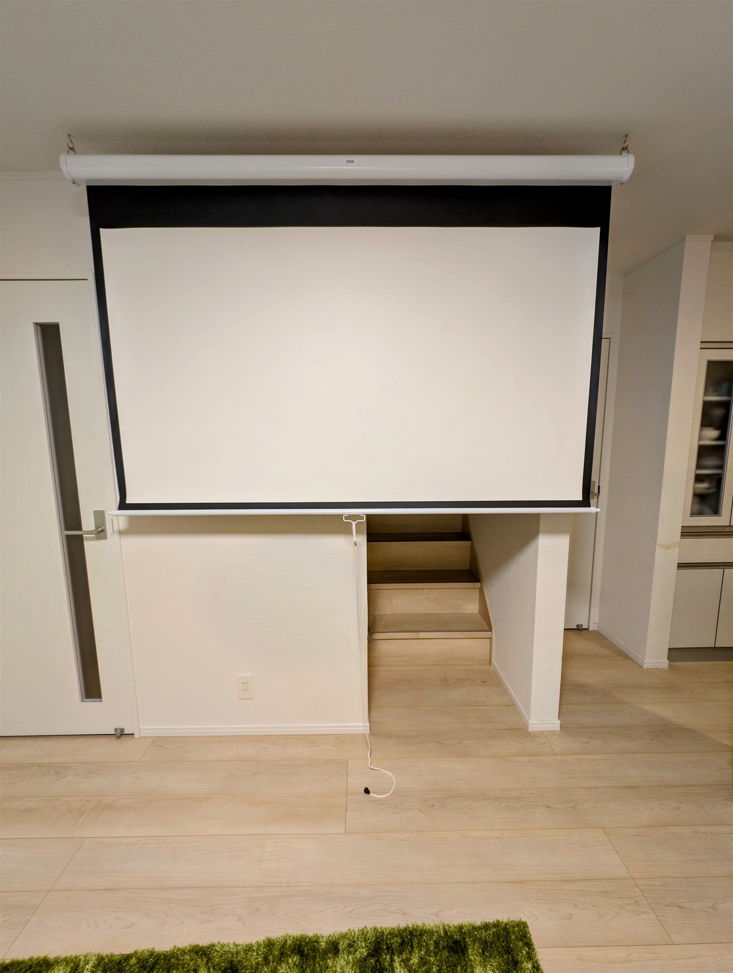 プロジェクタースクリーン