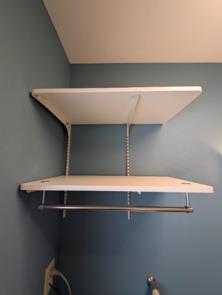 ロゴマークが印字された、移動可能なスチール製収納ラックの細部