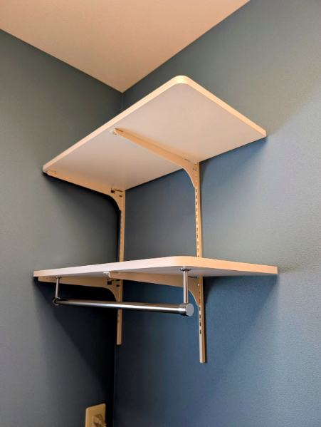 書類や小物を効率よく整理できる、多機能なキャスター付きオープンラック