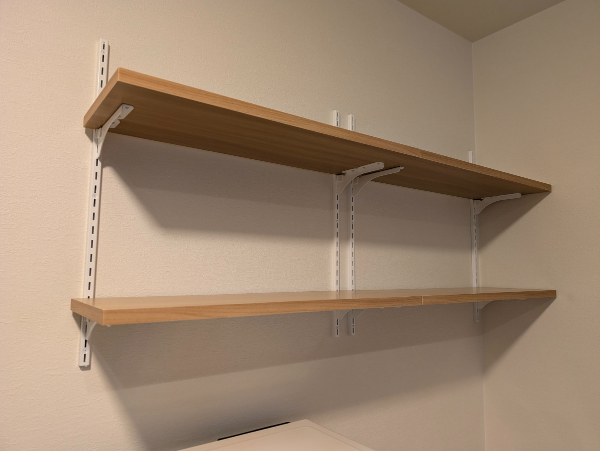 オフィスの備品整理に最適な、堅牢な作りの可動式スチール棚