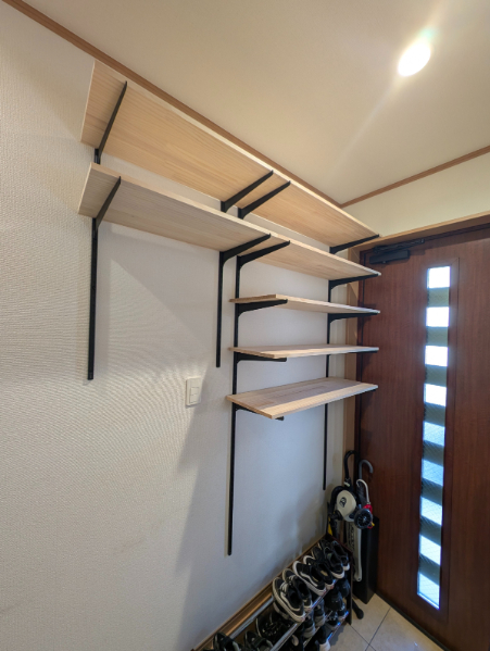 フィギュアやコレクションを並べて飾れる、ディスプレイ用の多段可動棚