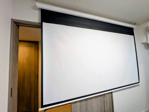 映画館のような大迫力を自宅で！天井から吊り下げて設置した特大サイズのロール式プロジェクタースクリーン施工事例 - BANSIIRO