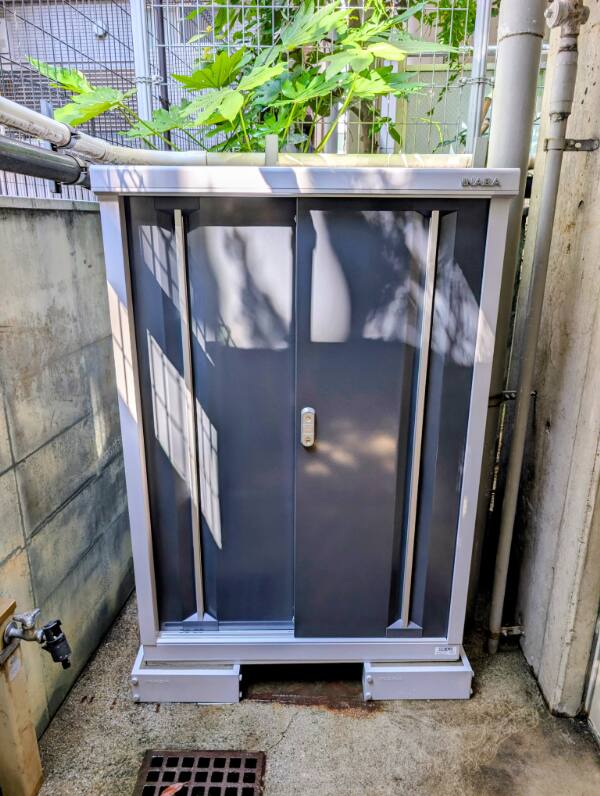 庭の道具やアウトドア用品をスッキリ片付け！たっぷり収納できる頑丈な屋外物置の設置施工事例 - BANSIIRO