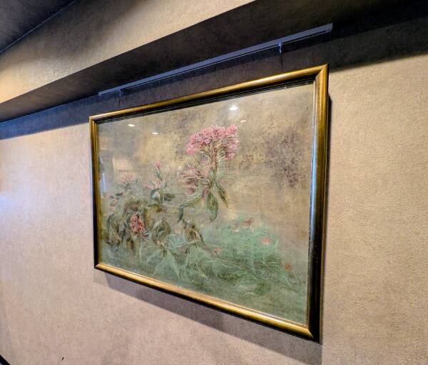壁に穴を開けずに絵画や写真をディスプレイ！シックな壁紙のお部屋にピクチャーレールを設置した内装インテリア施工事例 - BANSIIRO