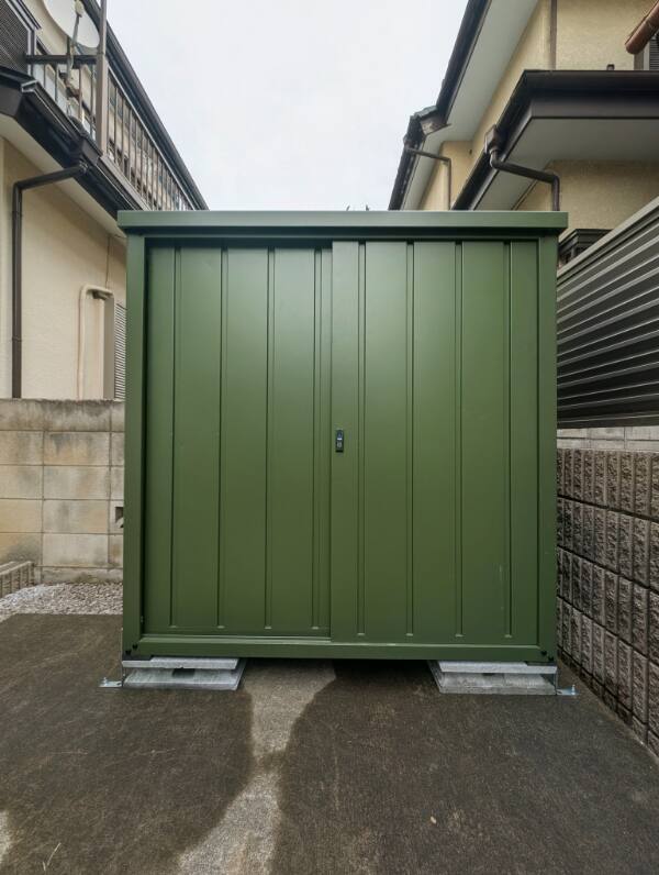 住まいの外観に調和する、デザイン性の高いおしゃれな屋外物置の設置施工事例 - BANSIIRO